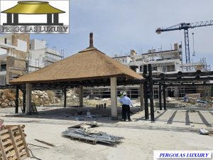 Proceso de instalación de pérgola de junco africano en obra para constructora en Estepona